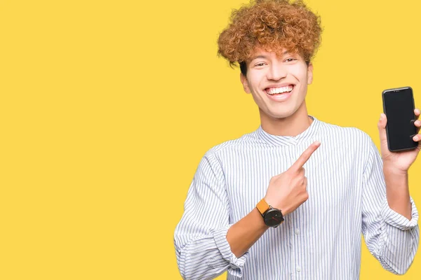 Junger Gutaussehender Mann Zeigt Smartphone Bildschirm Sehr Glücklich Mit Hand — Stockfoto