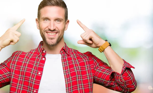 Schöner Mann Lässigem Hemd Lächelnd Auf Den Kopf Zeigend Mit — Stockfoto