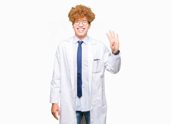 Молодий Красивий Вчений Чоловік Окулярах Показує Вказує Пальцями Номер Чотири — стокове фото