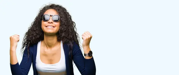 Menina Bonita Nova Com Cabelo Encaracolado Vestindo Óculos Sol Moda — Fotografia de Stock