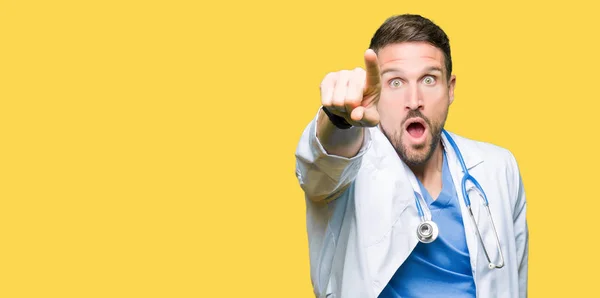 Bonito Médico Homem Vestindo Uniforme Médico Sobre Fundo Isolado Apontando — Fotografia de Stock