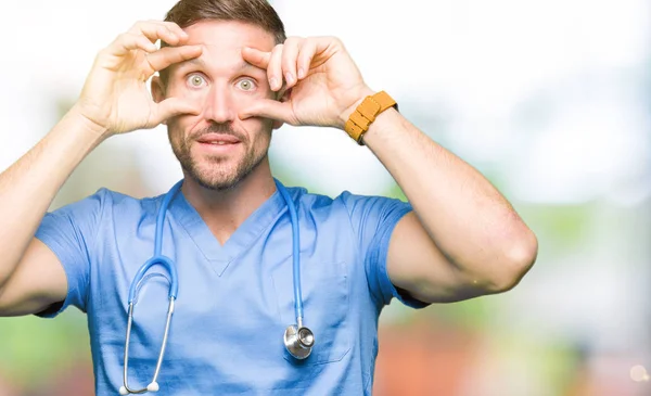 Knappe Dokter Man Medische Uniform Dragen Geïsoleerde Achtergrond Probeert Openen — Stockfoto