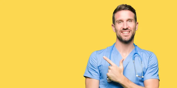 Bello Medico Uomo Indossa Uniforme Medica Sfondo Isolato Allegro Con — Foto Stock