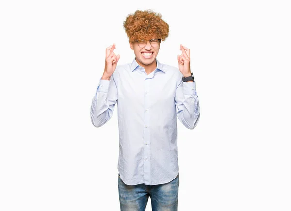 Joven Hombre Negocios Guapo Con Gafas Afro Sonriendo Cruzando Los —  Fotos de Stock