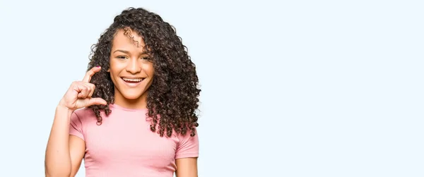 Joven Hermosa Mujer Con Pelo Rizado Con Camiseta Rosa Sonriente —  Fotos de Stock