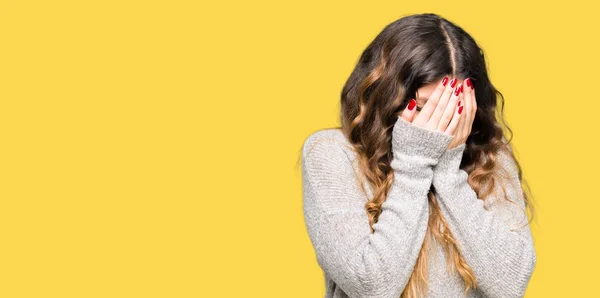 Jovem Mulher Bonita Vestindo Vestido Inverno Com Expressão Triste Cobrindo — Fotografia de Stock