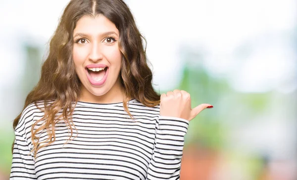 Mooie Jongedame Dragen Strepen Trui Glimlachend Met Blij Gezicht Kijken — Stockfoto