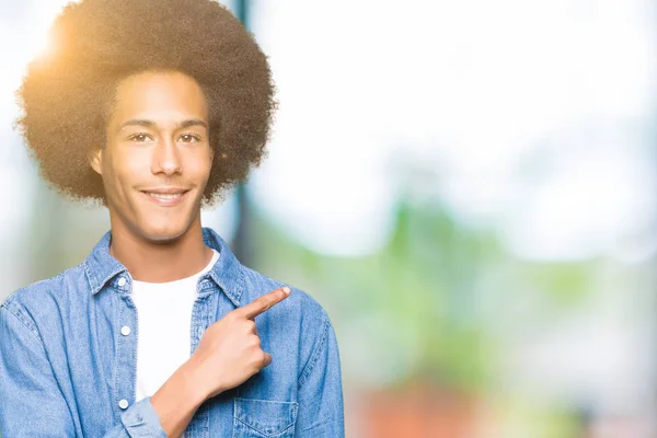 Молодий Афроамериканець Людиною Афро Волосся Веселий Посмішкою Обличчям Вказуючи Про — стокове фото