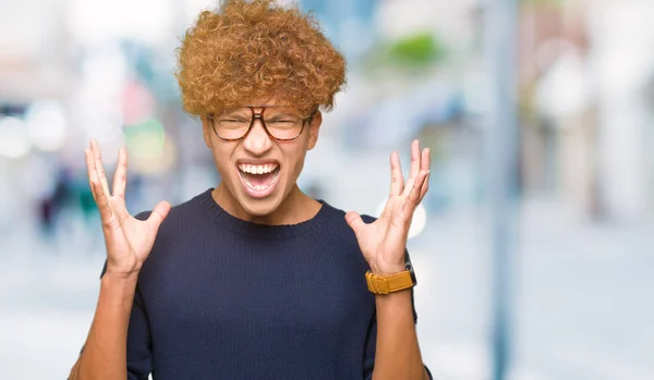 Stilig Ung Man Med Afro Glasögon Galen Och Arg Skriker — Stockfoto