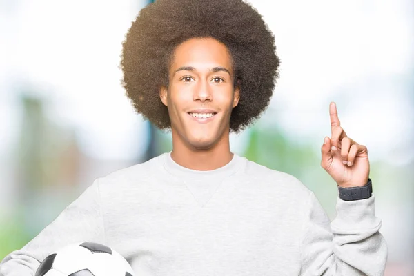 Joven Afroamericano Con Pelo Afro Sosteniendo Balón Fútbol Sorprendido Con — Foto de Stock