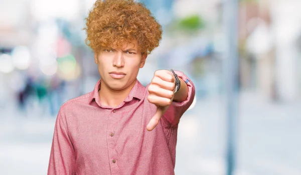 Junger Gutaussehender Geschäftsmann Mit Afro Haaren Der Unglücklich Und Wütend — Stockfoto