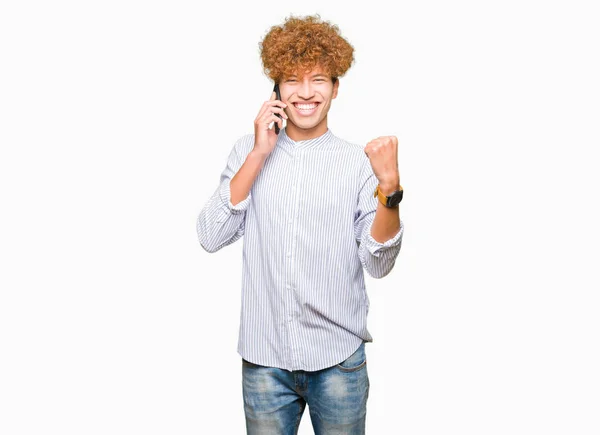 Jovem Homem Bonito Falando Telefone Gritando Orgulhoso Celebrando Vitória Sucesso — Fotografia de Stock