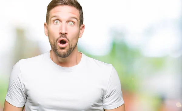 Schöner Mann Lässigem Weißem Shirt Ängstlich Und Schockiert Mit Überraschendem — Stockfoto