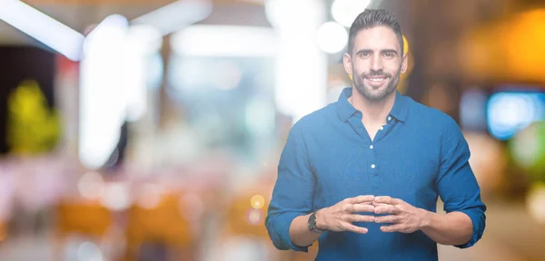 Joven Hombre Guapo Sobre Fondo Aislado Las Manos Juntas Los — Foto de Stock