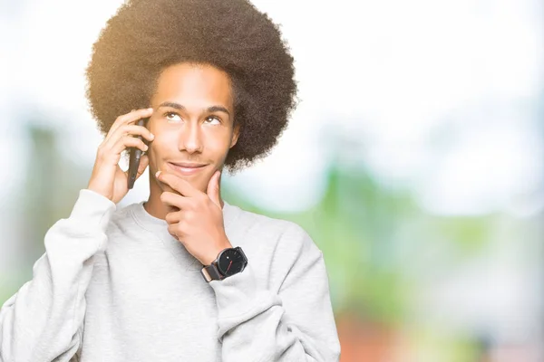 Mladý Afričan Americký Muž Afro Který Mluví Smartphone Vážný Obličej — Stock fotografie