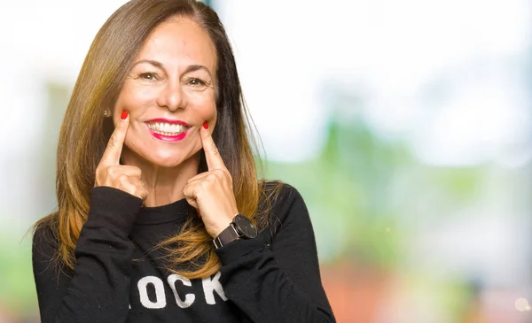 Hermosa Mujer Mediana Edad Con Suéter Rock Roll Sonriendo Con —  Fotos de Stock