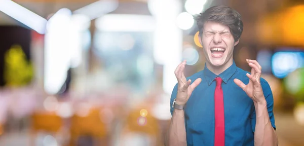 Pemuda Tampan Pria Bisnis Mengenakan Dasi Merah Atas Latar Belakang — Stok Foto