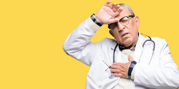 Schöner Oberarzt Mann Mit Medizinischem Mantel Berührt Stirn Für Krankheit — Stockfoto
