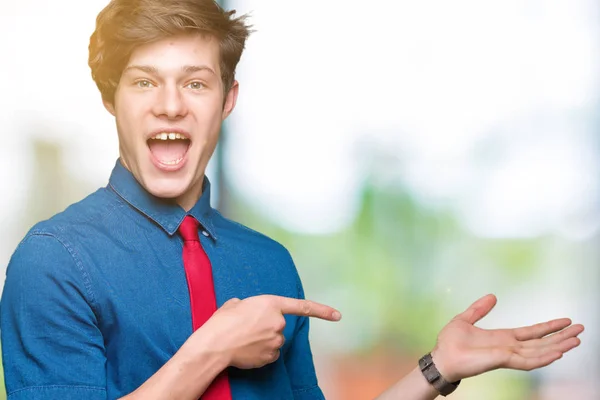 Junger Gutaussehender Geschäftsmann Mit Roter Krawatte Über Isoliertem Hintergrund Erstaunt — Stockfoto