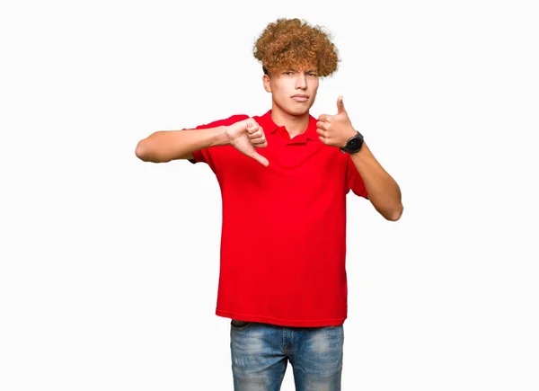 Ung Vacker Man Med Afro Hår Iklädd Röd Shirt Gör — Stockfoto