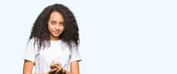 Ung Vacker Tjej Med Lockigt Hår Bär Casual Vit Shirt — Stockfoto