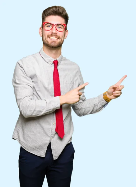 Mladý Pohledný Obchodní Muž Nosí Brýle Úsměvem Při Pohledu Fotoaparát — Stock fotografie
