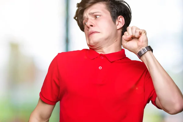 Joven Hombre Guapo Con Camiseta Roja Sobre Fondo Aislado Que — Foto de Stock