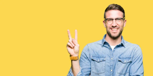 Bonito Homem Usando Óculos Sorrindo Com Rosto Feliz Piscando Para — Fotografia de Stock