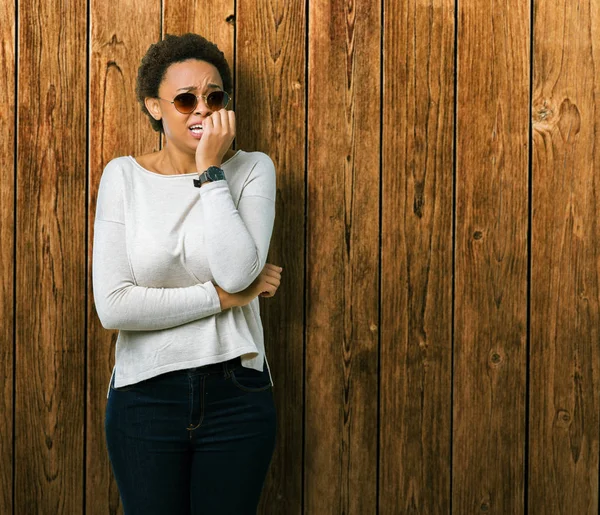 Krásná Mladá Africká Americká Žena Nosí Sluneční Brýle Izolované Pozadí — Stock fotografie