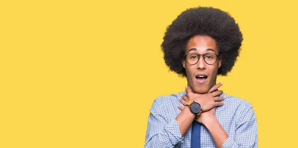 Joven Hombre Negocios Afroamericano Con Pelo Afro Usando Gafas Gritando —  Fotos de Stock
