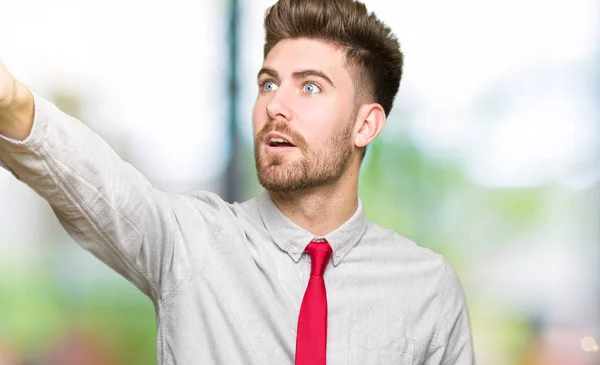 Junger Gutaussehender Geschäftsmann Der Mit Erstaunten Fingern Nach Vorne Zeigt — Stockfoto