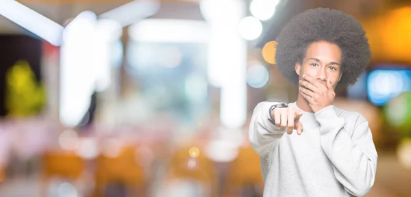 Νεαρός Αφρικανική Αμερικανική Άνθρωπος Άφρο Μαλλιά Που Φοράει Μπλούζα Σπορ — Φωτογραφία Αρχείου