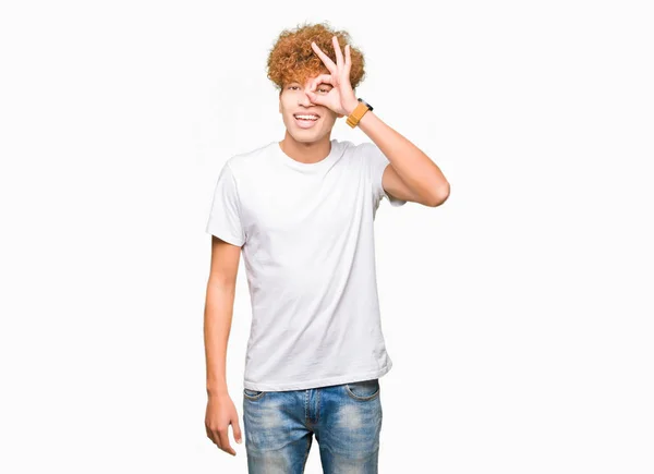 Homem Bonito Jovem Com Cabelo Afro Vestindo Shirt Branca Casual — Fotografia de Stock