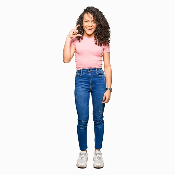 Mooie Jongedame Met Krullend Haar Roze Shirt Glimlachend Vertrouwen Gebaren — Stockfoto
