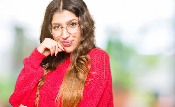 Junge Schöne Frau Mit Roter Brille Die Hand Kinn Nachdenklich — Stockfoto