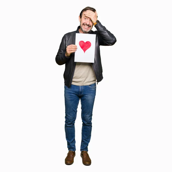 Hombre Guapo Mediana Edad Sosteniendo Papel Con Corazón Rojo Estresado — Foto de Stock