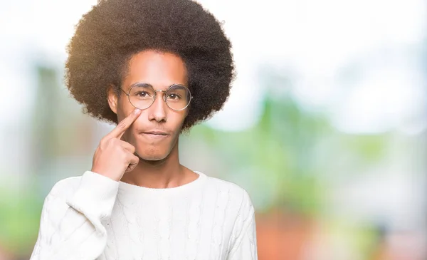 Jovem Afro Americano Com Cabelo Afro Usando Óculos Apontando Para — Fotografia de Stock