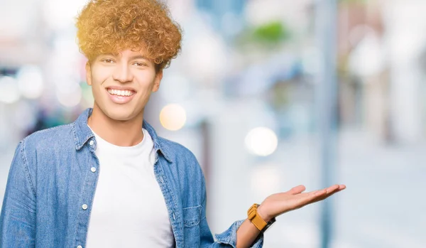 Jonge Knappe Man Met Afro Haar Dragen Denim Jasje Glimlachend — Stockfoto