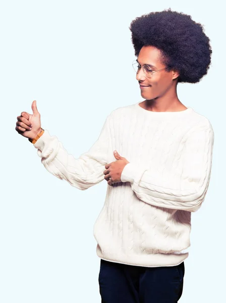 Yanına Bir Jest Yapıyorsun Gülümseyen Genç Afro Amerikan Adam Afro — Stok fotoğraf