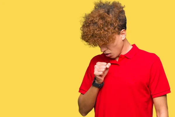 年轻的英俊男子 穿着红色T恤感觉不舒服和咳嗽作为感冒或支气管炎的症状 医疗保健理念 — 图库照片