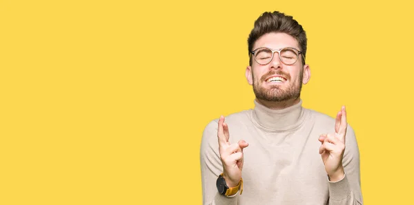 Jovem Homem Negócios Bonito Usando Óculos Sorrindo Cruzando Dedos Com — Fotografia de Stock