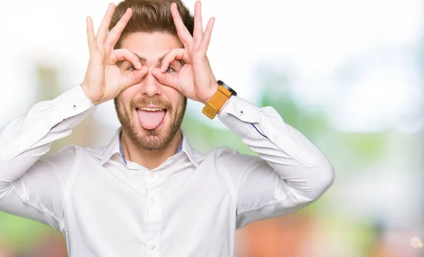 Joven Hombre Negocios Guapo Haciendo Buen Gesto Como Prismáticos Sacando — Foto de Stock