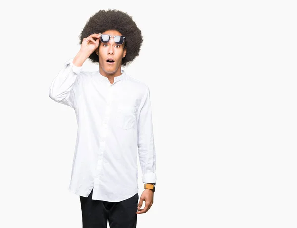 Joven Afroamericano Con Cabello Afro Usando Gafas Sol Asustado Sorprendido — Foto de Stock