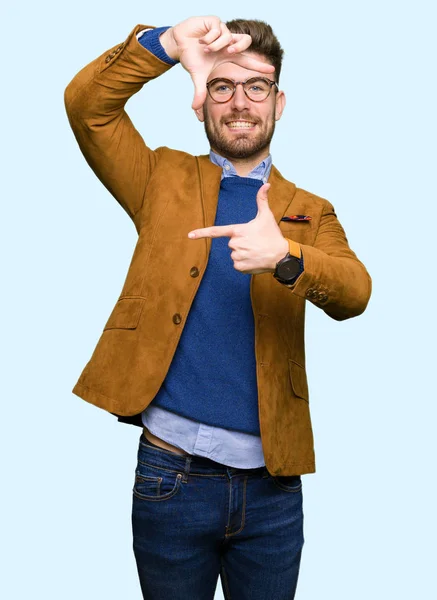 Joven Hombre Negocios Guapo Con Gafas Sonrientes Haciendo Montura Con — Foto de Stock