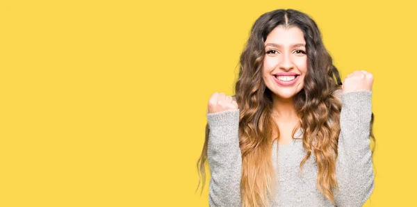 Mujer Hermosa Joven Vistiendo Vestido Invierno Celebrando Sorprendido Sorprendido Por — Foto de Stock