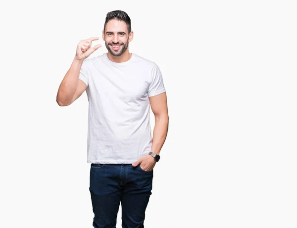 Jovem Vestindo Camiseta Branca Casual Sobre Fundo Isolado Sorrindo Gestos — Fotografia de Stock