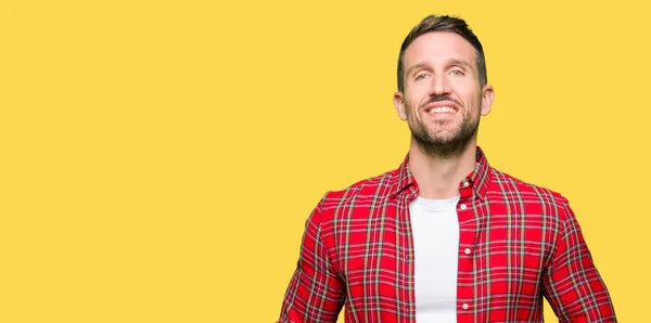 Homem Bonito Vestindo Camisa Casual Mãos Juntas Dedos Cruzados Sorrindo — Fotografia de Stock