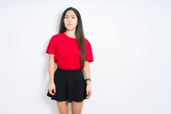 Hermosa Mujer Morena Vistiendo Camiseta Roja Falda Sobre Fondo Aislado — Foto de Stock
