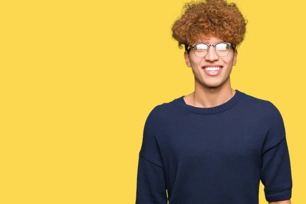 Homem Bonito Jovem Com Afro Vestindo Óculos Com Sorriso Feliz — Fotografia de Stock