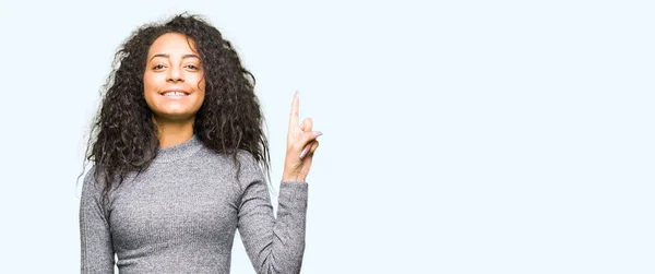 Menina Bonita Nova Com Cabelo Encaracolado Mostrando Apontando Para Cima — Fotografia de Stock